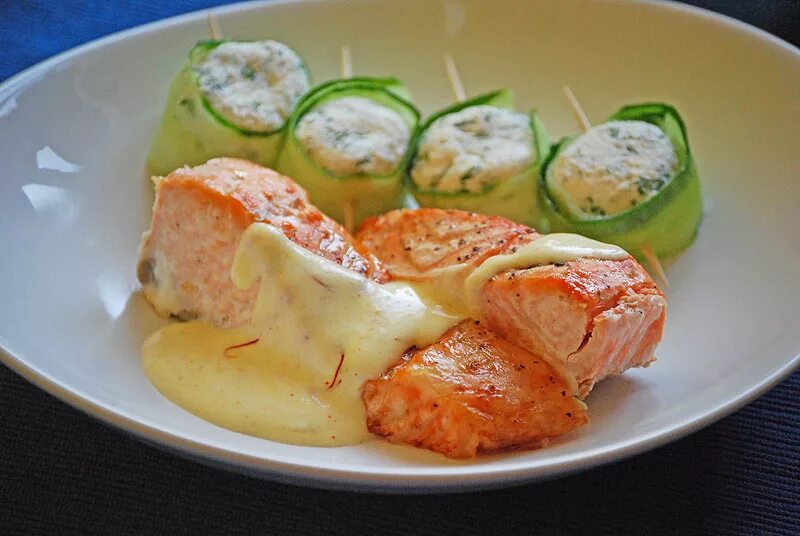 Рулетики из лосося с цукини. Сыр с рыбой сочетается. Красная рыба с моцареллой. Сыр с рыбой сочетается. Итальянский сыр.