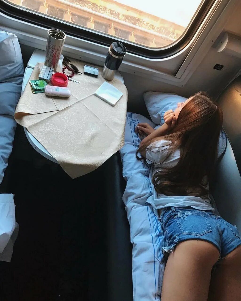 Красивые девушки в поезде. Поезд купе попутчица. Девушка попутчица. Марина нестерова модель в поезде. Поезд купе попутчица.