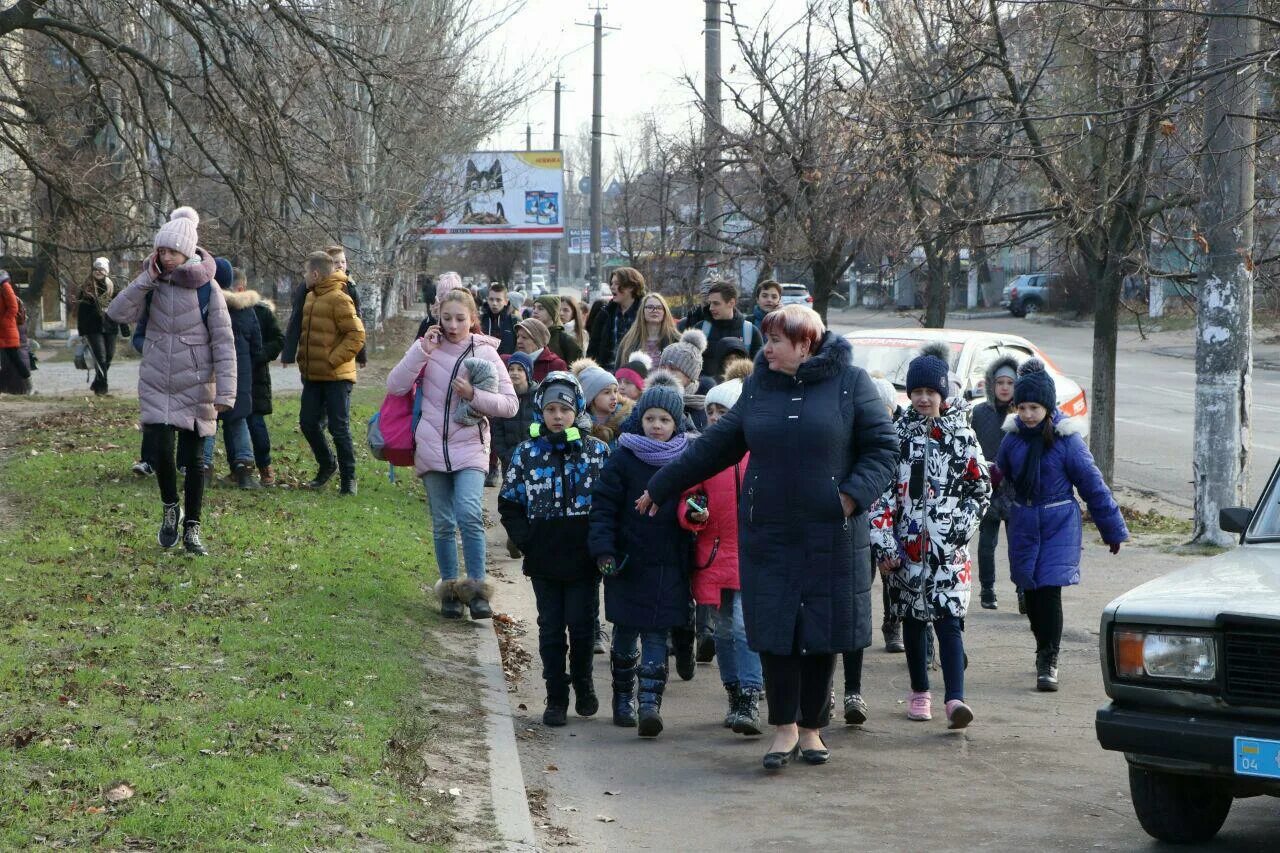 Школа заминирована новости. Заминировали школу. Эвакуация детей в школе. Минирование Россия школы. Школу 3 заминировали 03.02.2023.