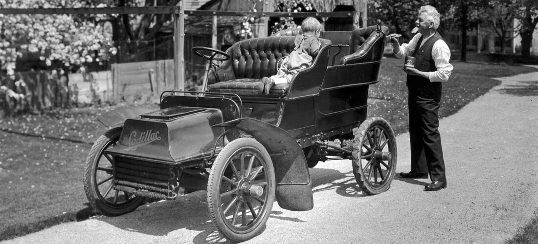 Акция первый автомобиль. Кадиллак 1902. 17 Октября 1902 — в Детройте выпущен первый автомобиль марки «Кадиллак»..