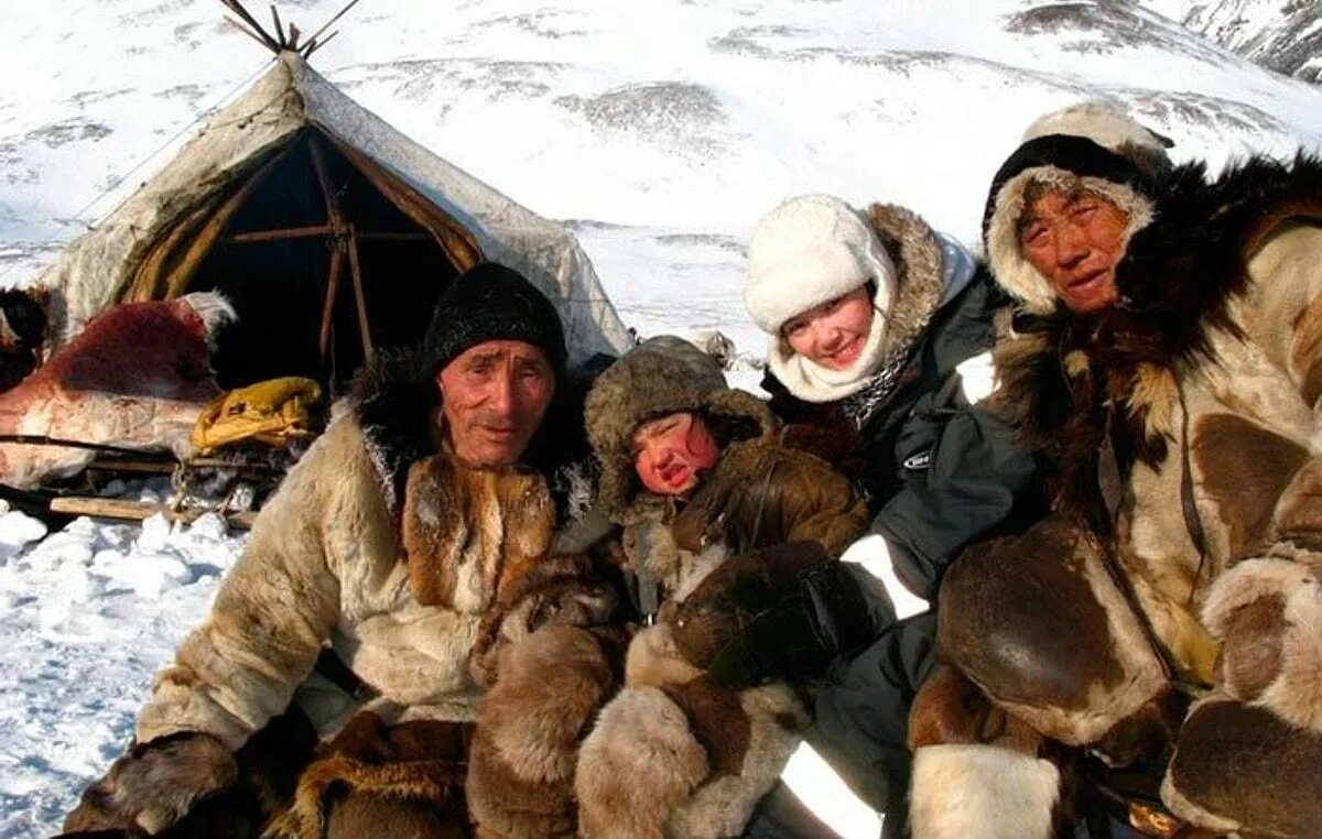 Чукчи гостям жену. Эскимосы Чукотки. Эскимосы в Арктике. Эскимосы и чукчи. Народы Арктики.