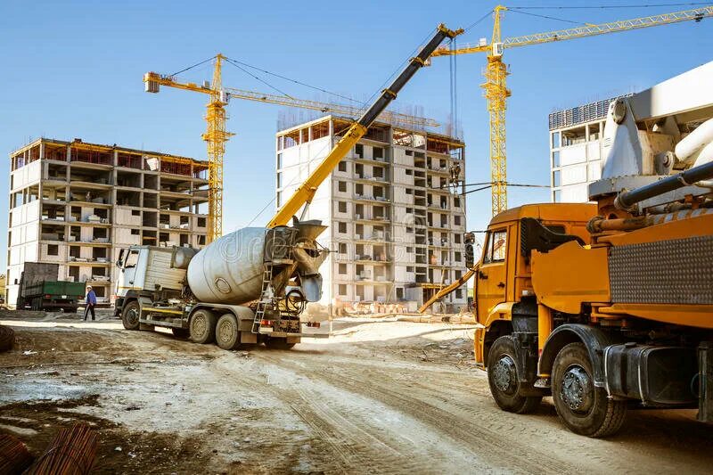бетонирование автобетононасосом. стройплощадка бетон. миксер для стройки. цемент на стройке. строитель бетонщик.