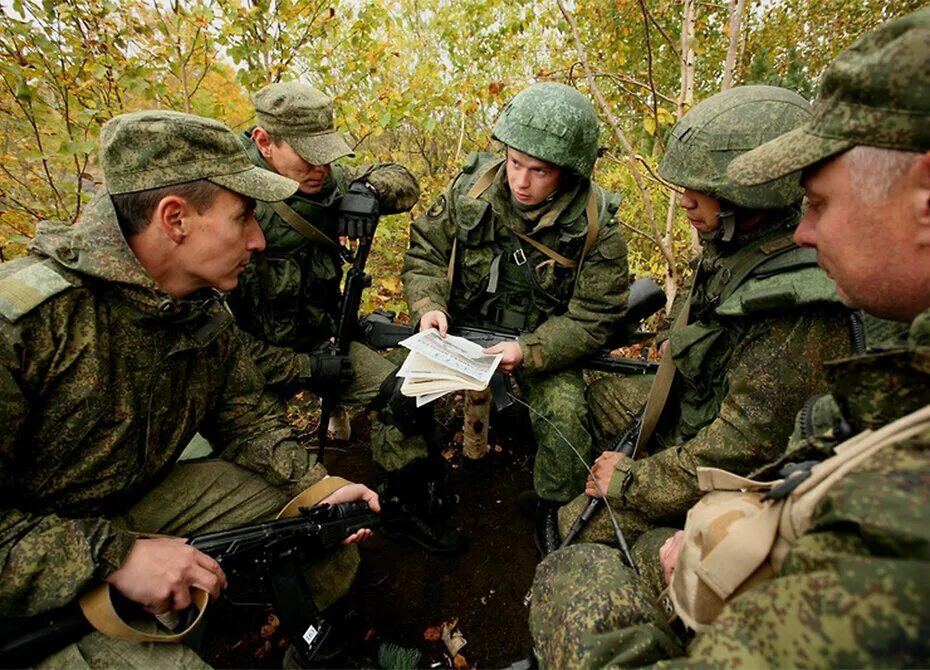 Военная и гражданская жизнь. Учения Восток 2014 Камчатка. Общение военнослужащих. Занятия с военнослужащими. Солдат Российской армии.