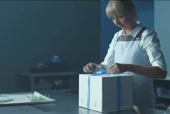 Девушка из рекламы втб соседи. Реклама втб новая. реклама втб актриса. втб помогаем делом реклама.