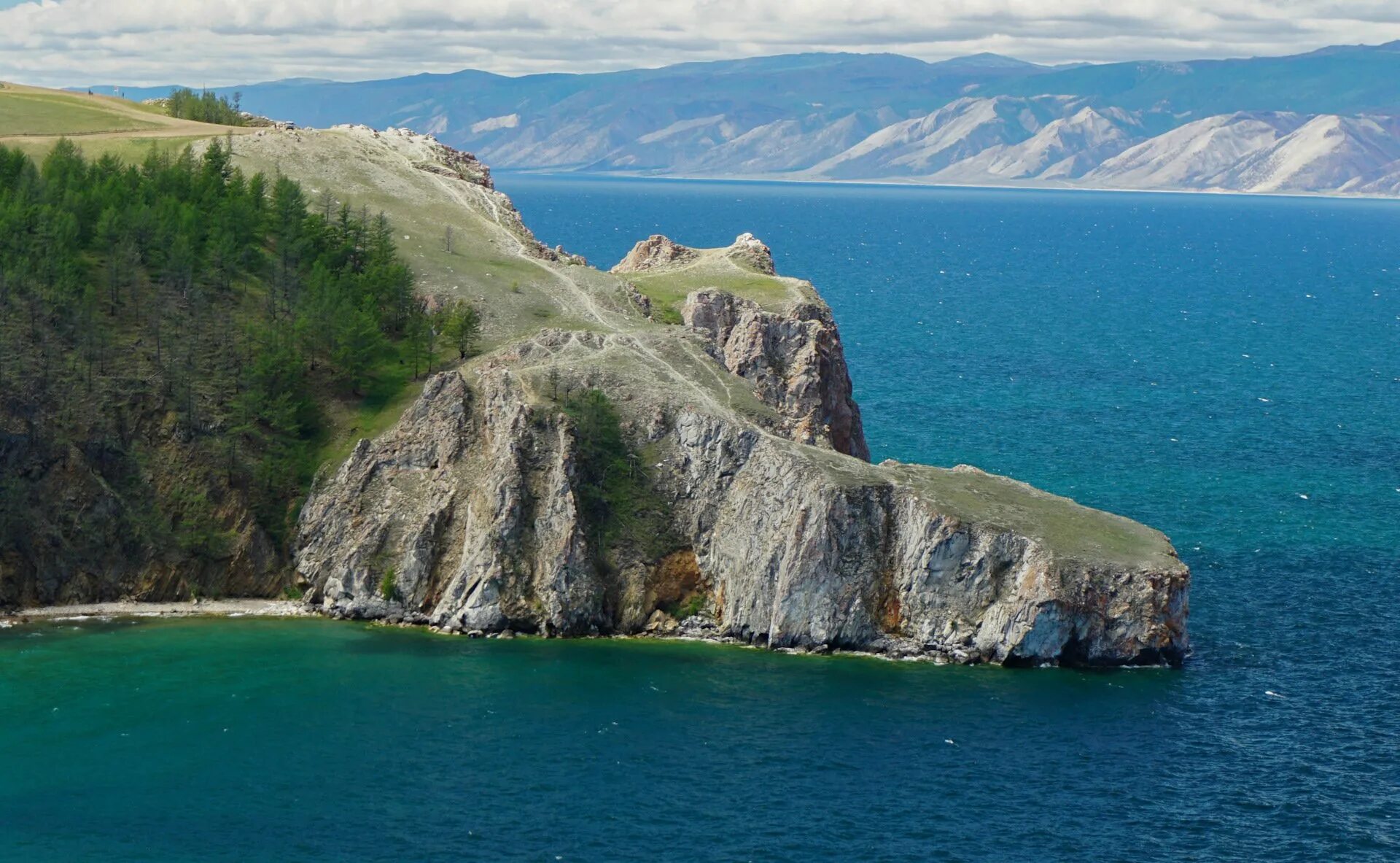 Большой остров байкала. Озеро Байкал остров Ольхон. Озеро Байкал острова Ольхо. Озеро Ольхон на Байкале. Полуостров Ольхон на Байкале.