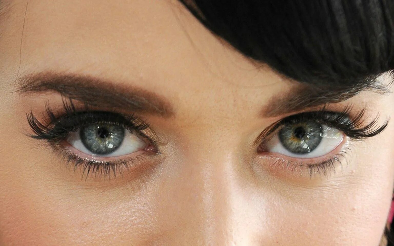 Кэти Перри глаз. Округлые миндалевидные глаза. Женские глаза. Круглая форма глаз.