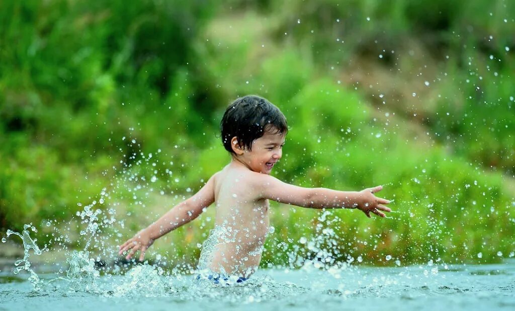 Ну купаюсь. Дети купаются в реке. Дети плавают в реке. Дети на озере. Лето дети.