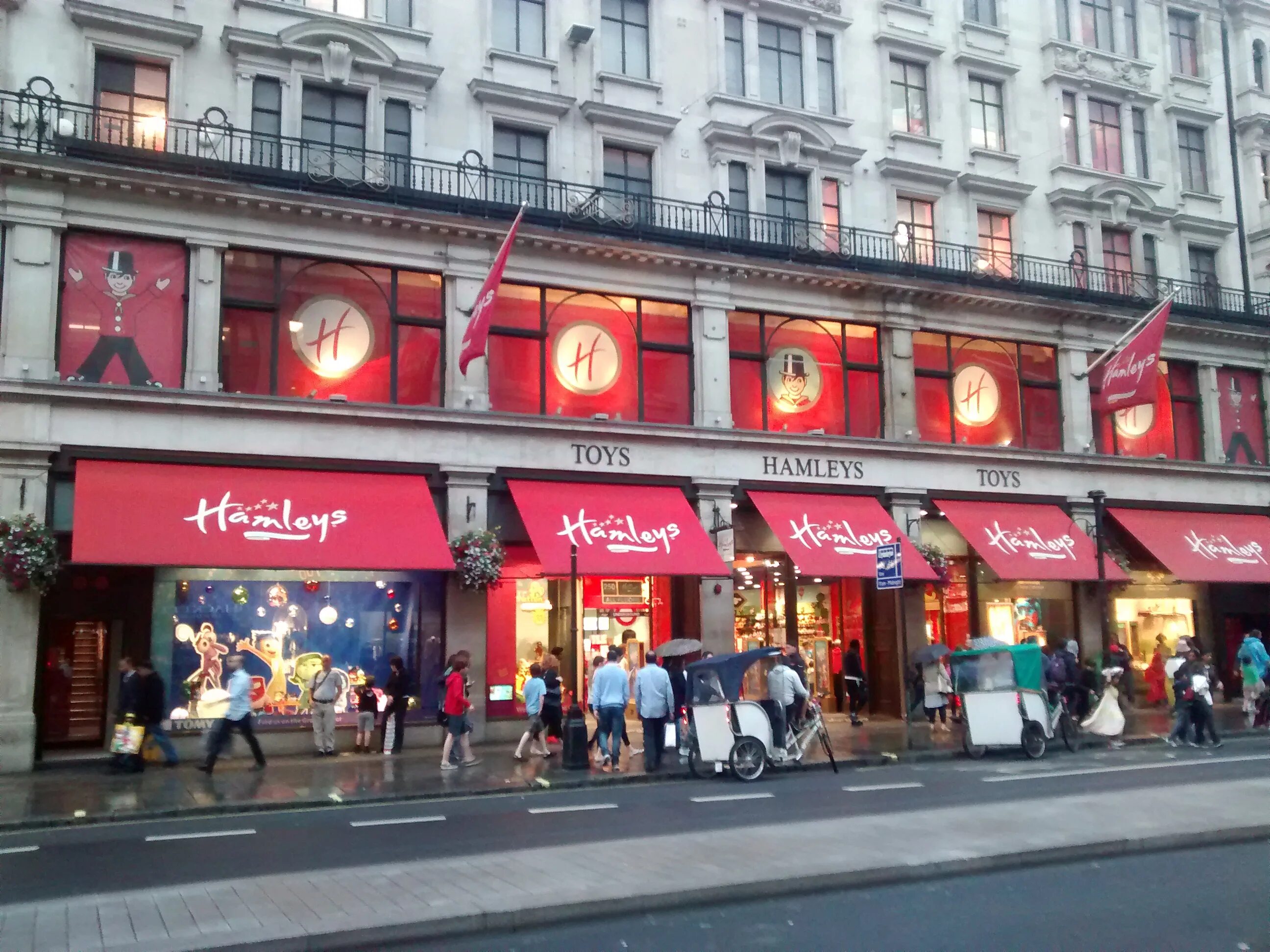 Hamleys london. Hamleys в Лондоне. ~Хэмлис~ на Риджент-стрит. Магазин Hamleys в Лондоне. Hamleys Toy shop Regent Street.