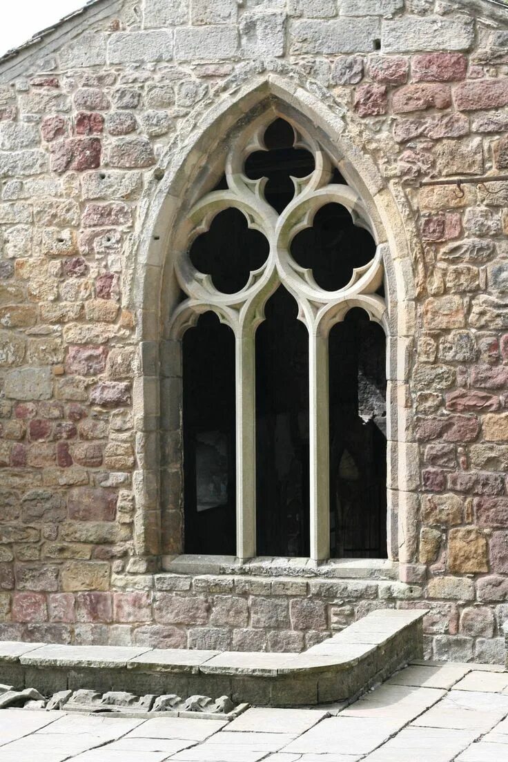 В замках были окна. Готика стрельчатые оконные проемы. Окна в замках средневековья. Башня в замке стрельчатые окна. Арочные окна Готика.