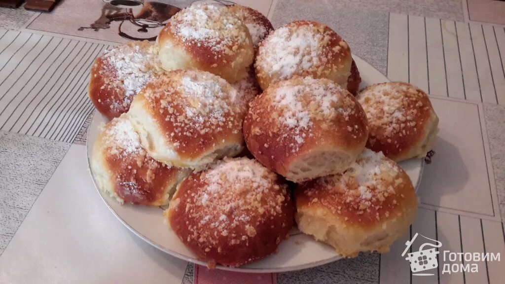 Чем посыпают булочки. Булочка с посыпушкой. Булочки с наполнителем и посыпкой. Булочка дорожная. Пуховые булочки с посыпкой.