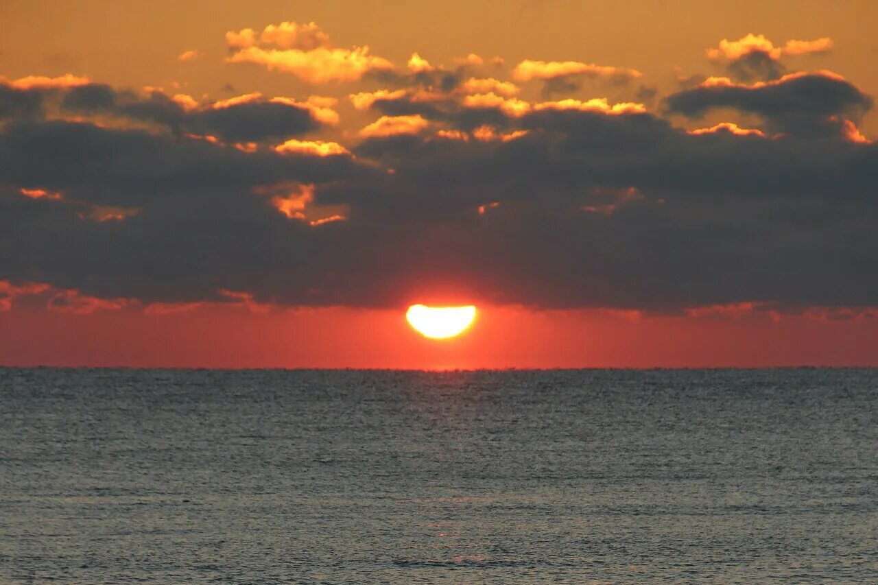 Солнце два цвета. Солнце фото. Оранжевый закат. Солнечный столб. Жёлтый «солнечный закат».