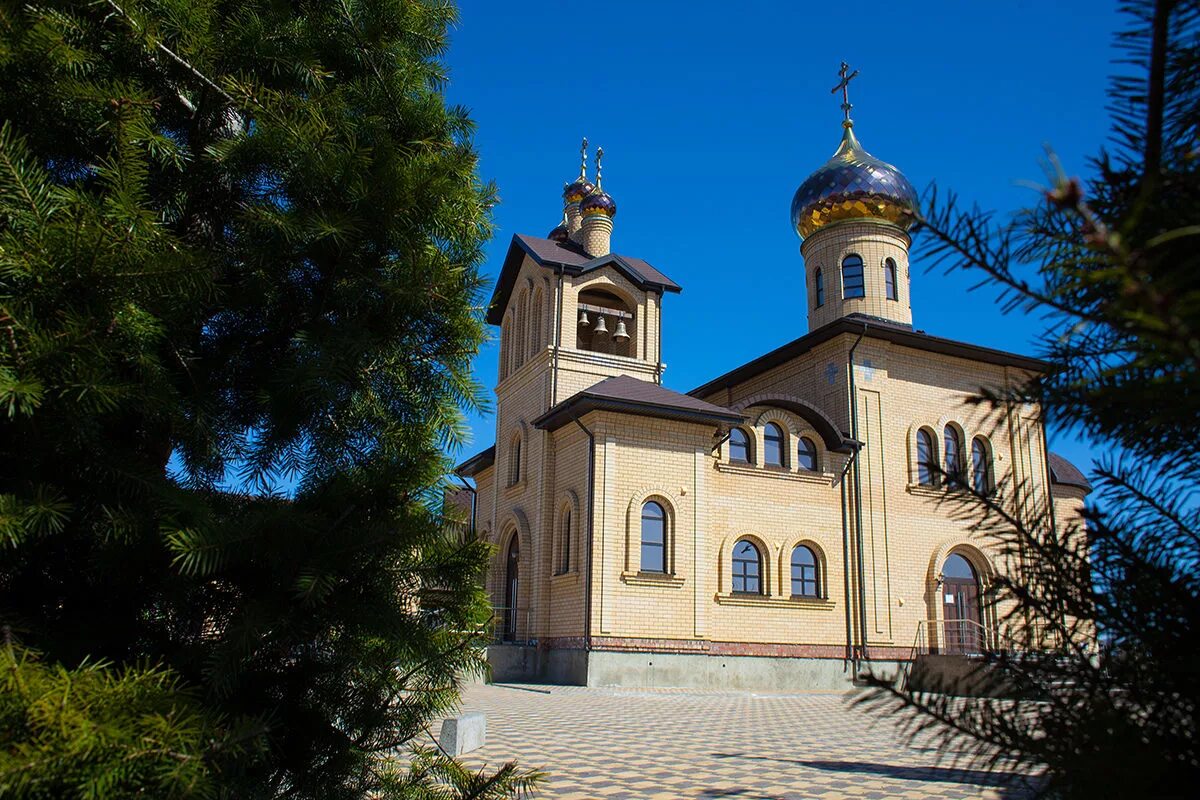 Храм михайловск. Храм вмч Артемия Михайловск. Храм Святого мученика Артемия Михайловск. Михайловск Ставропольский край храм св. Георгия Победоносца. Михайловск Ставропольский край храм Артемия.