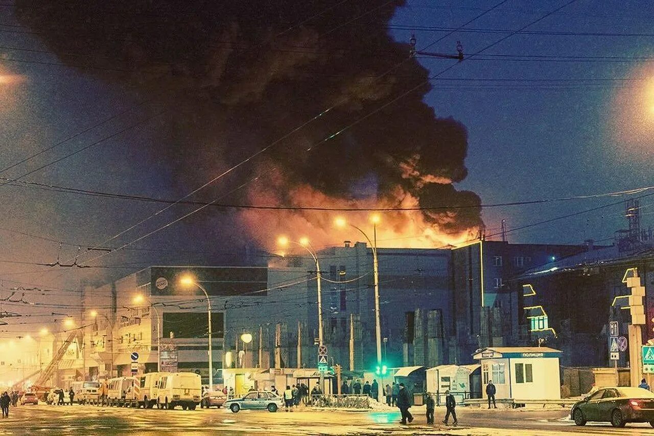 Пожар в Кемерово в ТЦ зимняя вишня. ТРЦ зимняя вишня Кемерово. Торговый центр вишня Кемерово пожар. Торговый центр вишня Кемерово. Когда горела зимняя вишня в каком году