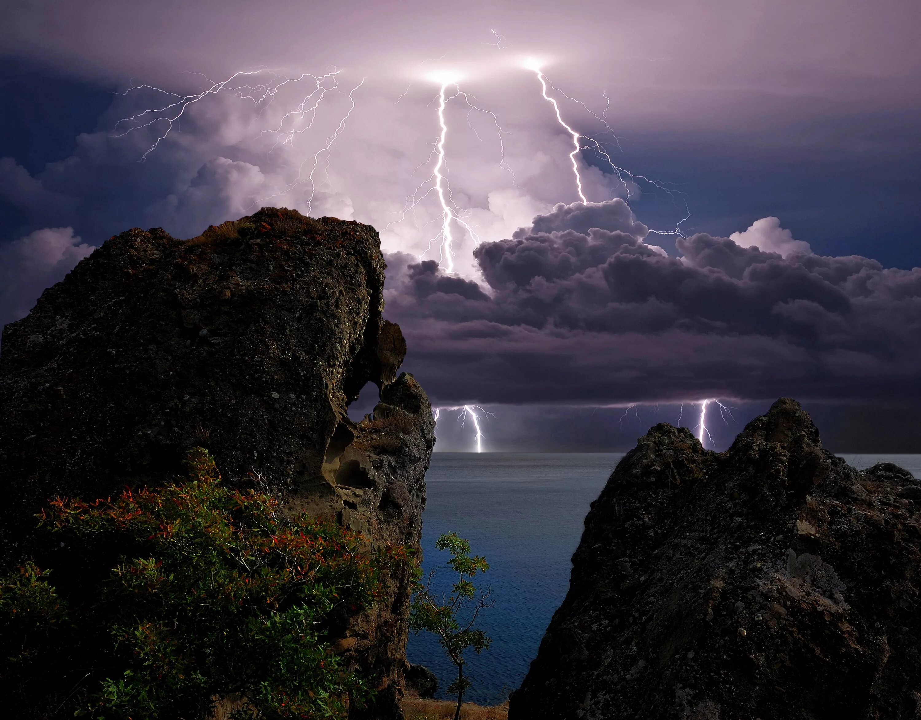 молния в ночи а на холме. гром и молния. молния природное явление. фон для рабочего стола ночной город. природа с грозой.