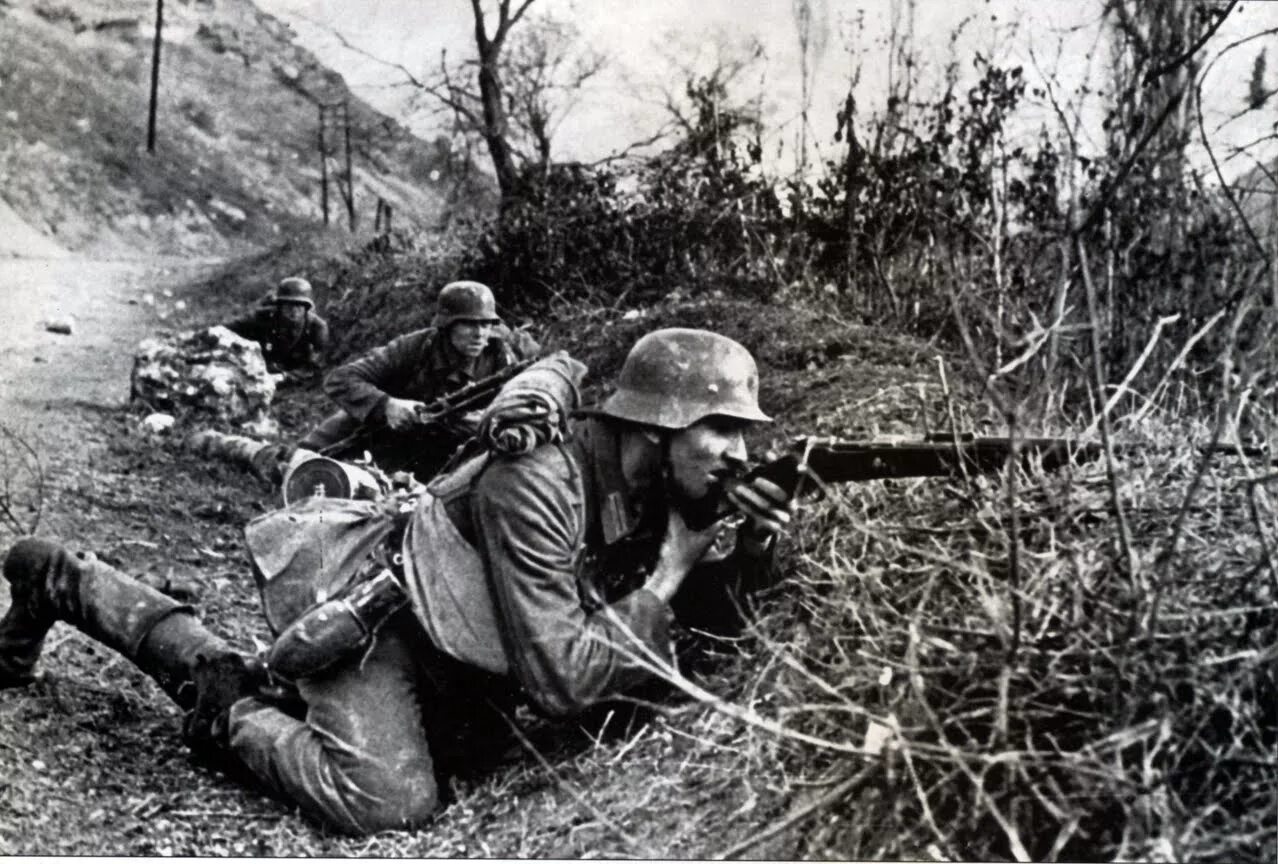 Немецкие солдаты 2 мировой войны в бою. Югославская операция вермахта. Немецкие солдаты ведут бой 1941. Двое про войну