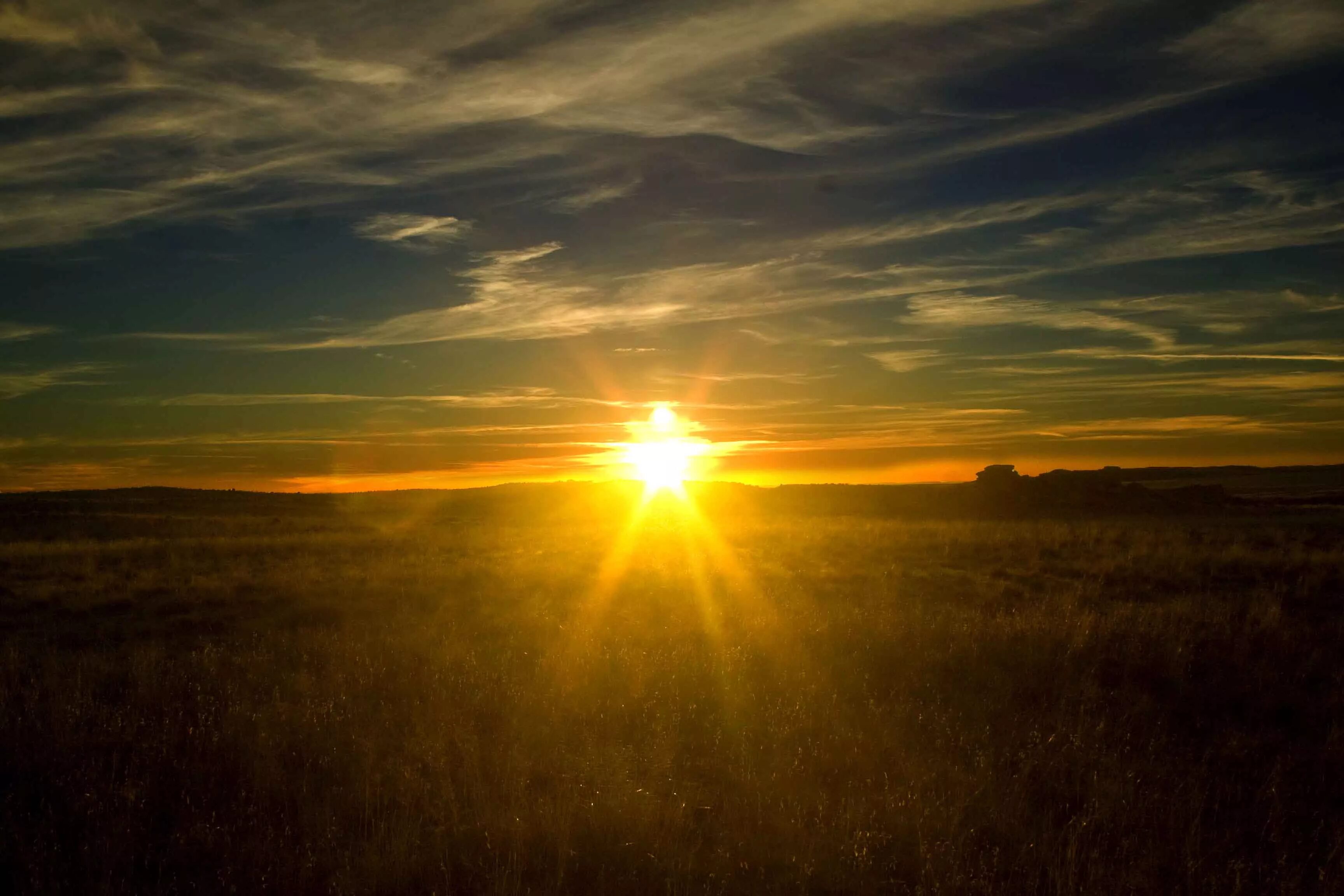 шувалово закат весной. солнце коснулось края. солнце коснулось края. утро природа. алый мрак в небесной черни начертил пожаром.