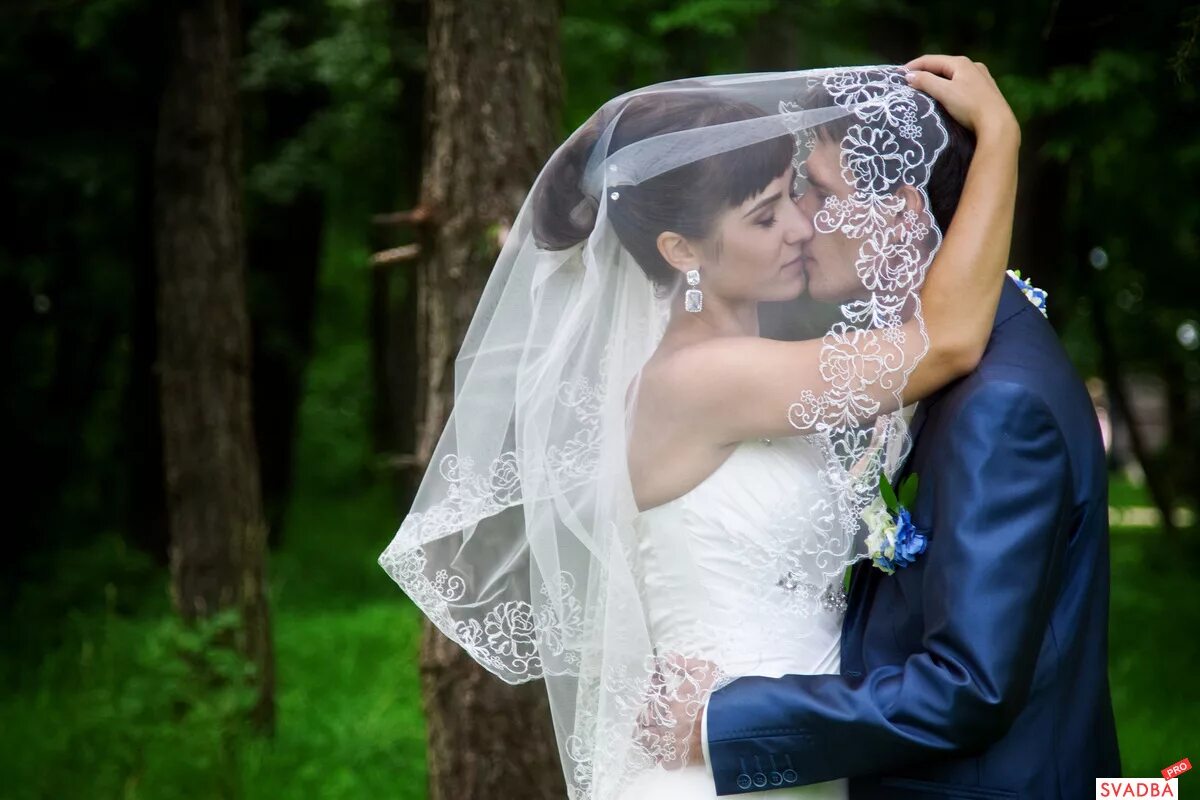 Невеста. Свадебная фотосессия жених и невеста. Жених. Невеста читает рэп жениху на свадьбе. Позы для свадебной фотосессии.