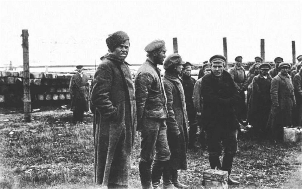 Пленные красноармейцы в польше 1920. Колонна советских военнопленных 1941. Дарница лагерь военнопленных. Польская оккупация беларуси в 1919 1920. Белый омск 1919 год.