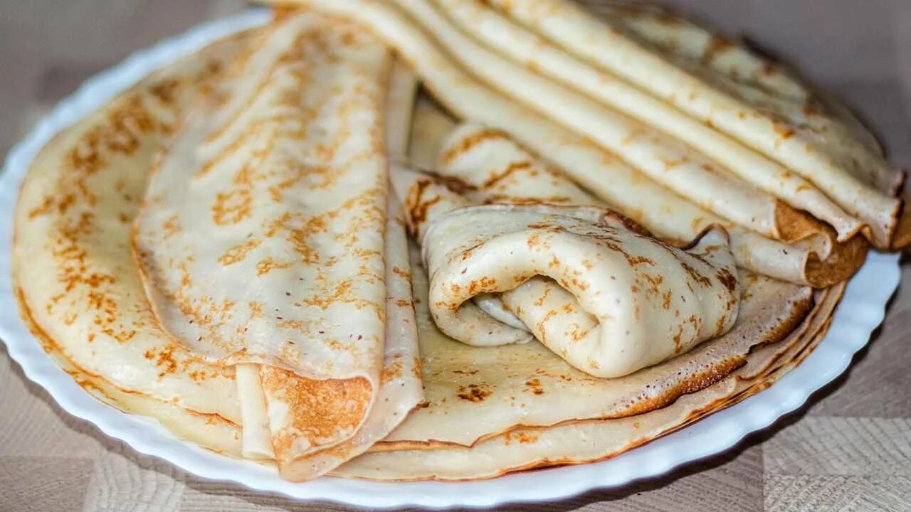 Блины на молоке. Блина на молоке на масленицу. Тонкие блинчики. Блины на молоке. Блины на тонком тесте на молоке.