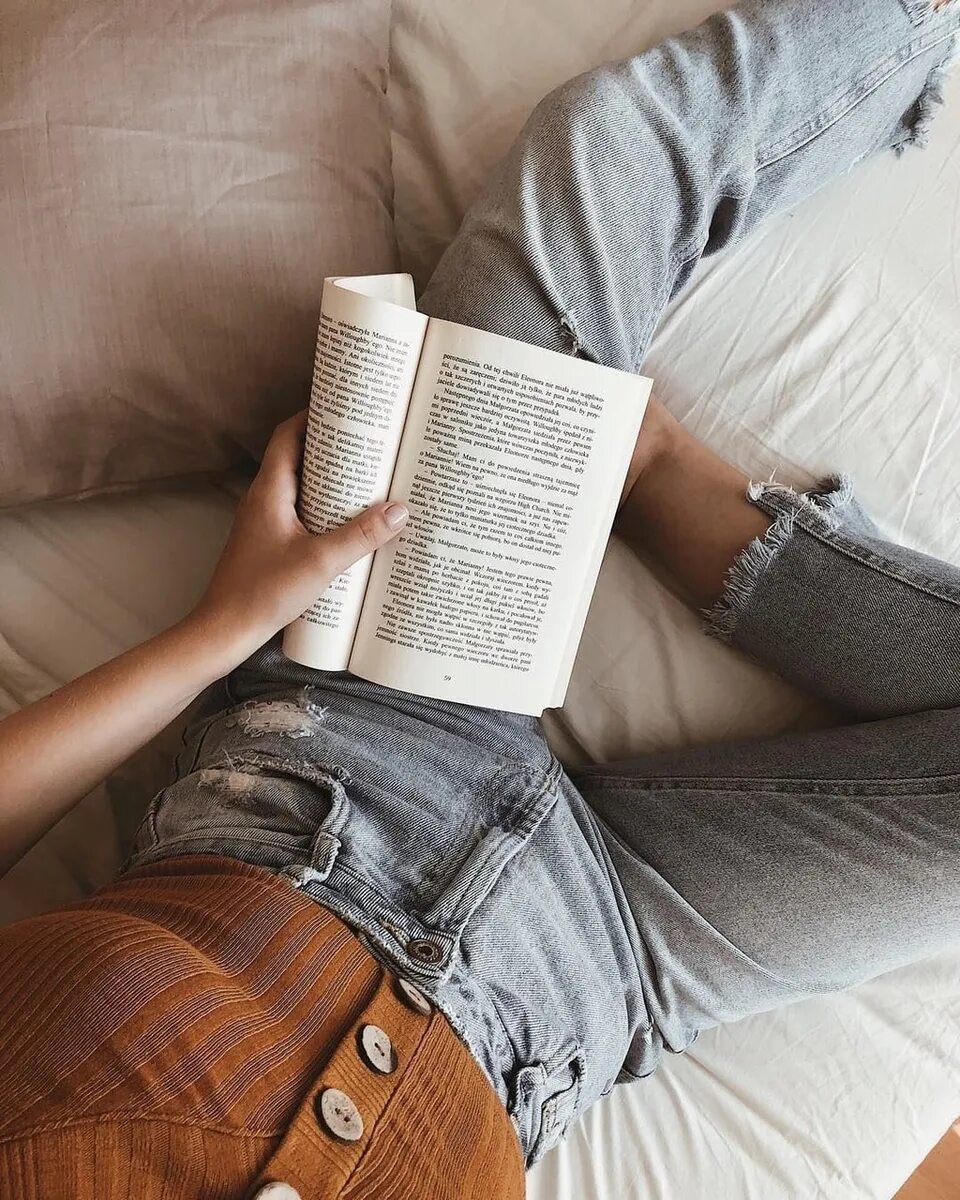 Читать книгу без рук. Девушка с книгой. девушка с книжкой. чтение книг. девушка с книжкой в руках.