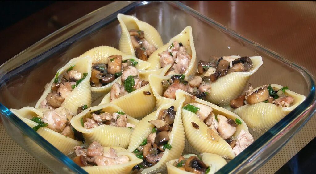 Фаршированные ракушки с грибами. Макароны фаршированные грибами. Фаршированные ракушки с сыром в духовке. Макароны с курицей и грибами. Фаршированные большие макароны ракушки.
