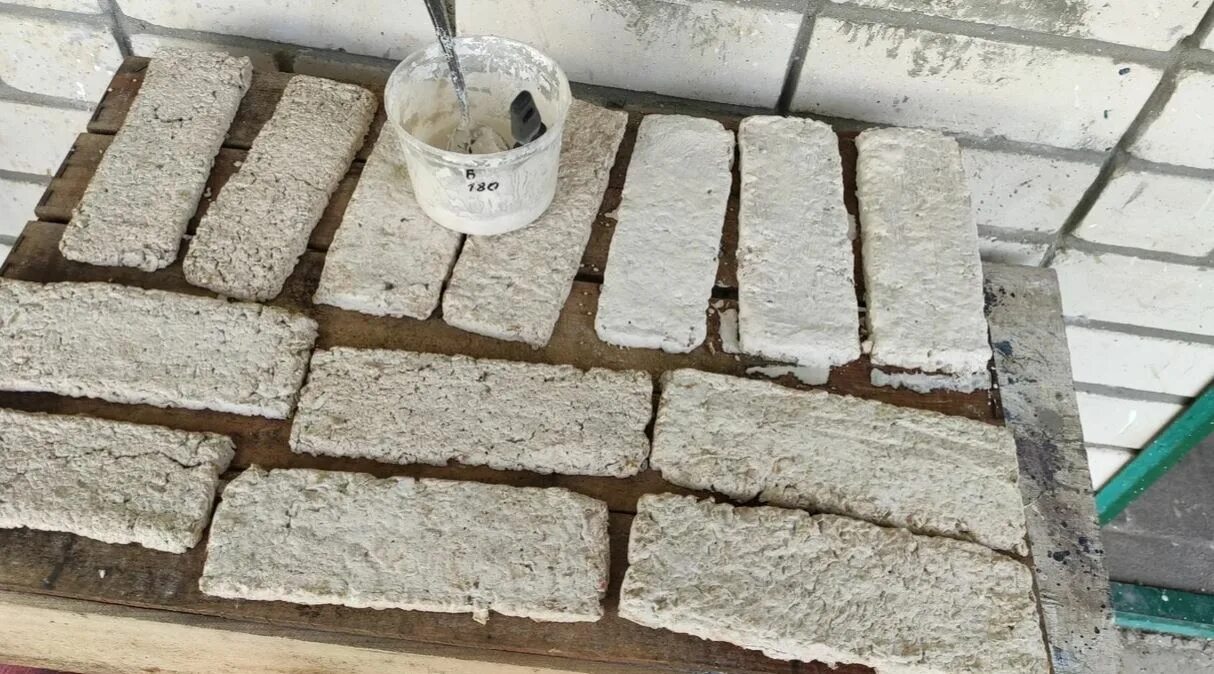 Кирпич сделать сам. Кирпичики из яичных лотков. декоративные кирпичики из яичных лотков. декоративный кирпич из яичных лотков. кирпичи из лотков для яиц.