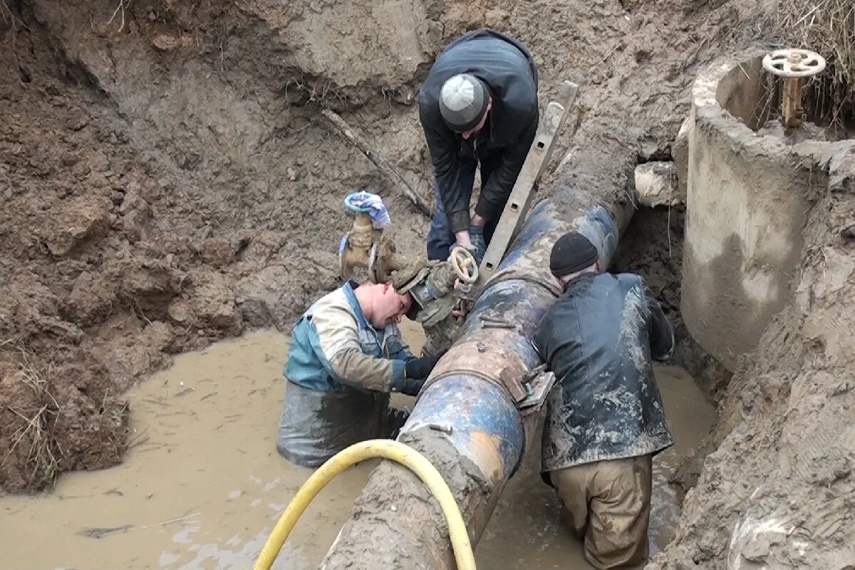 Прорыв водопровода. Котлован водоканал. Трубы старые и новые. Порыв трубы. Порыв теплотрассы.