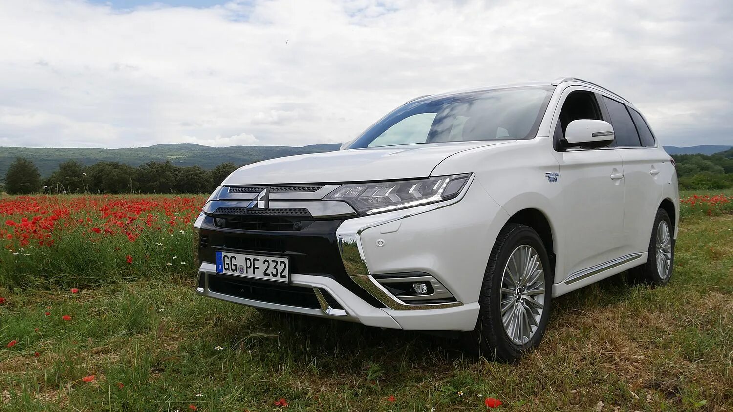 Купить митсубиси 2019. Mitsubishi Outlander PHEV 2019. Митсубиси Аутлендер гибрид 2019. 2.4 Аутлендер PHEV. Мицубиси Аутлендер 2019 белый.