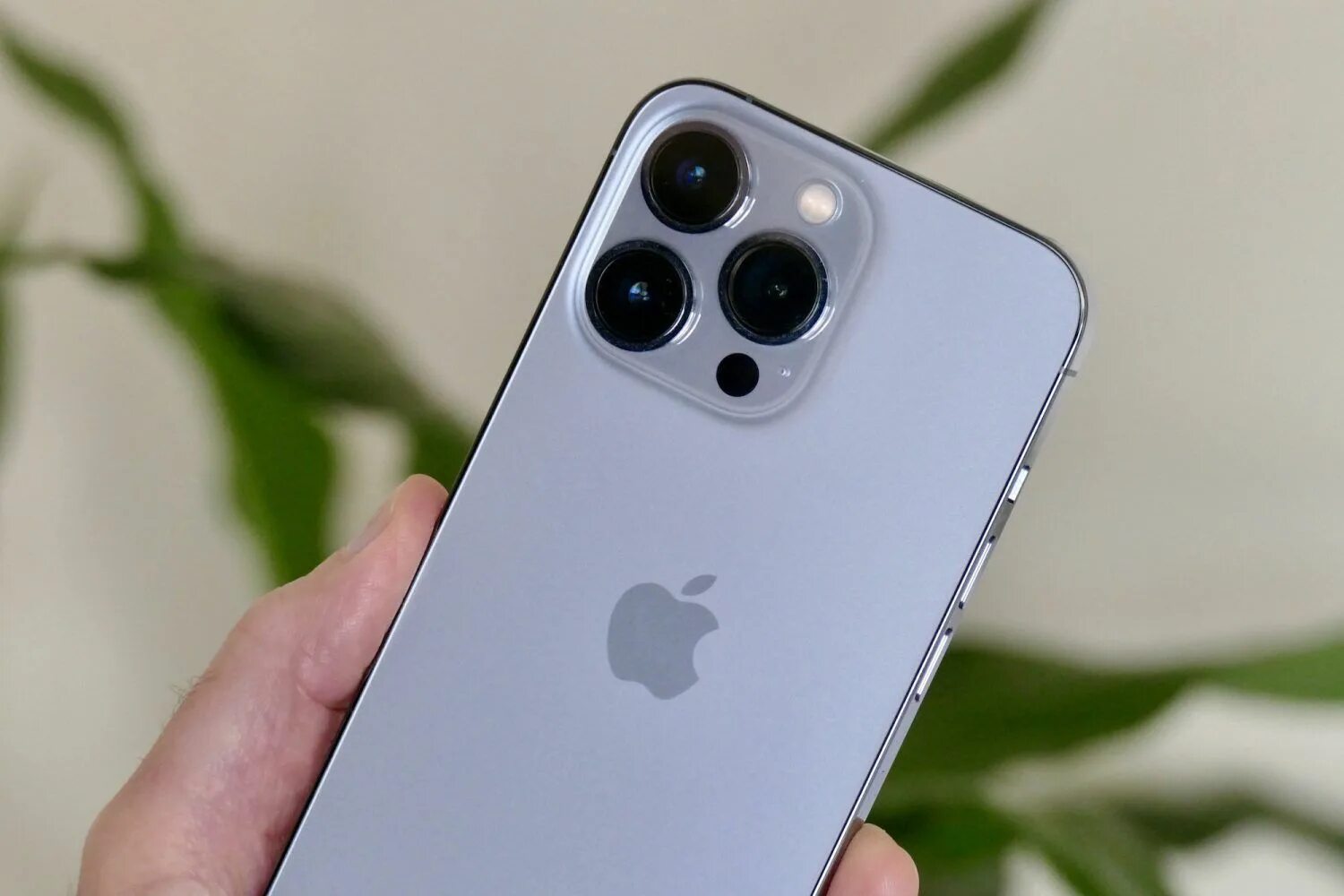 Новый дизайн iPhone 14 Pro показали на роскошных фото и видео-рендерах