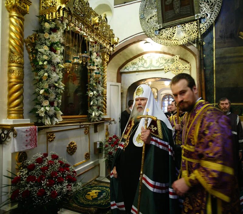 богослужения в коломенском. архидиакон ювеналий троице. церковь в коломенском казанской божьей матери. тихвинский храм коломна настоятель. тихвинская церковь коломна.