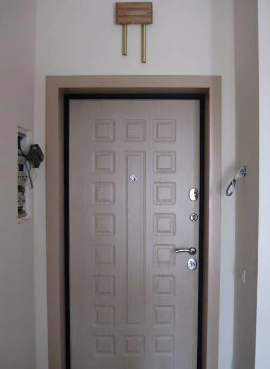 отделка входной двери. отделка белой входной двери изнутри. входная дверь 950х2050. откосы входной двери. откосы вокруг входной двери.