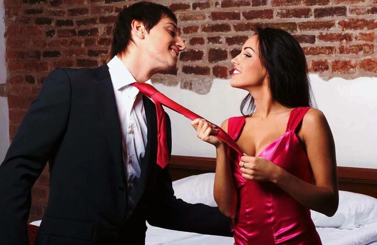 Почему обращают внимание женщины. Женщина держит мужчину за галстук. Властная женщина. Соблазнение мужчины. Соблазнение женщины.