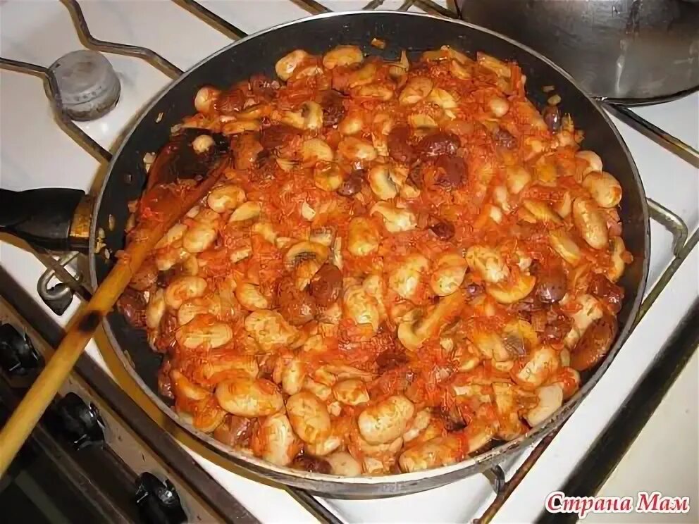 Фасоль с луком и морковью на сковороде. Жареная фасоль на сковороде с луком и морковью. фасоль с морковью и луком на сковороде. жареная красная фасоль на сковороде. фасоль лима блюдо.