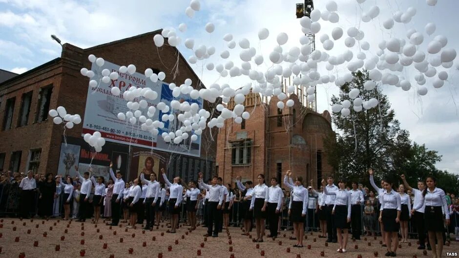 01.09 2004 школа номер 1. Теракт в Беслане 1 сентября. Школьная линейка в Беслане 2004.