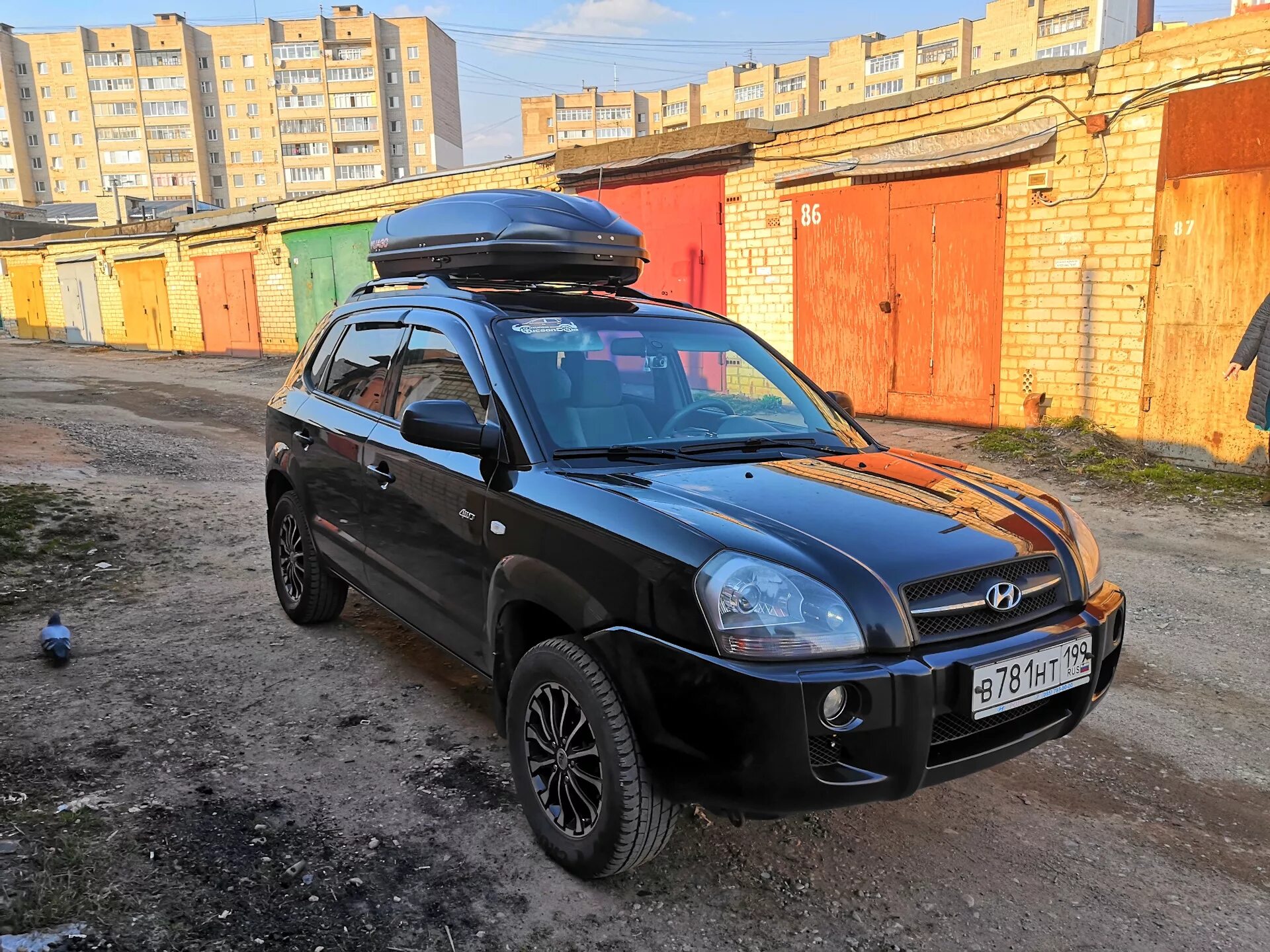 Крыша туксон. Поперечины hyundai tucson 1. Крыша туксон. Поперечины на ix35. Hyundai tucson бокс на крышу.