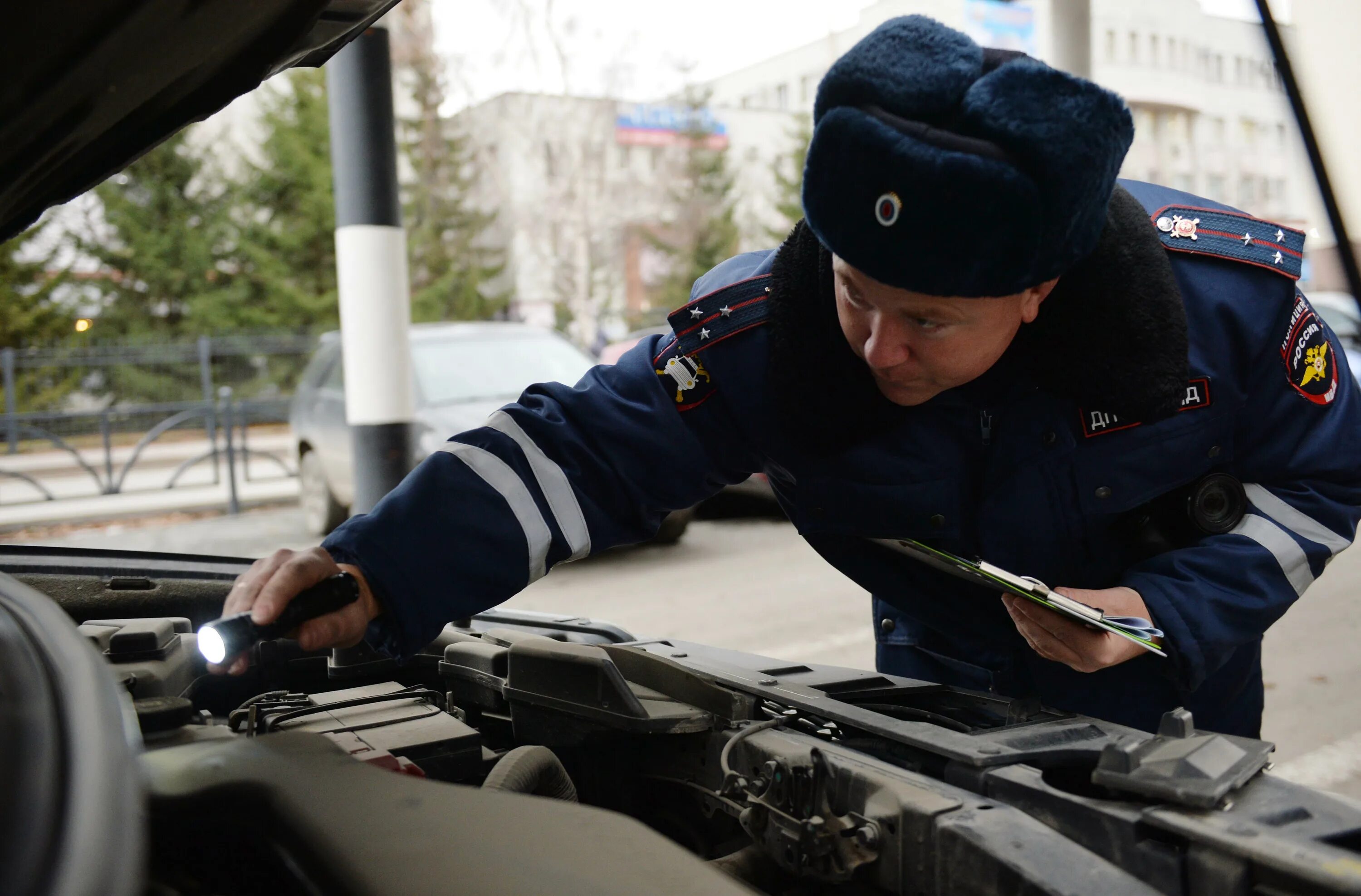 Инспектор ДПС. Осмотр автомобиля. Осмотр автомобиля в ГИБДД. Техосмотр ГИБДД. Арест машины гибдд