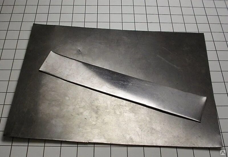 Джош бролин люди в черном. Уилл смит люди в черном 1. В черном жестяном. Металлические листы жесть. В черном жестяном.