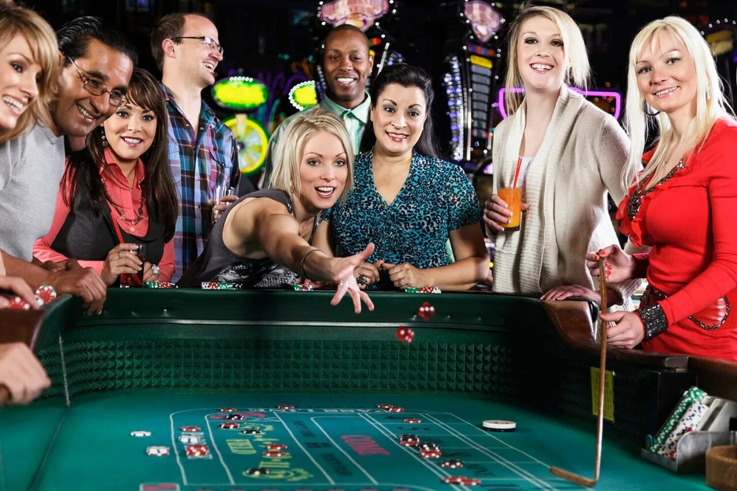 Много игроков играем. Люди играющие в казино. Девочки в казино. Фотосессия в казино. Азартный игрок игра.