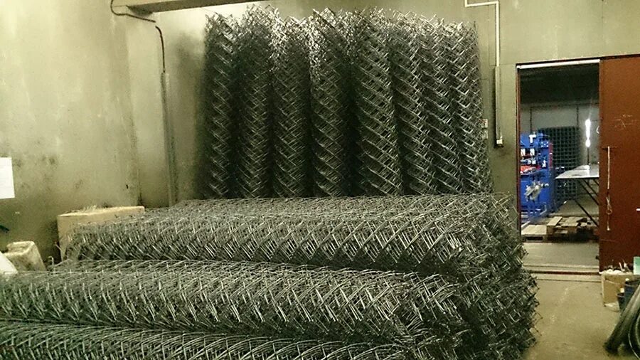 Забор сетка рабица. Сетка рабица мелкая ячейка 2х2. Забор из сетки рабицы. Рабица 4. Рабица 4.