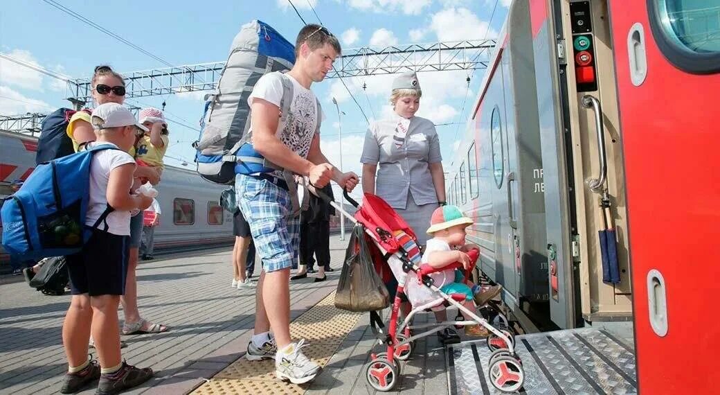 Школьники на железной дороге. Поездка на поезде. Сопровождение детей в поезд. Поезда для детей. Поездка на поезде с детьми.