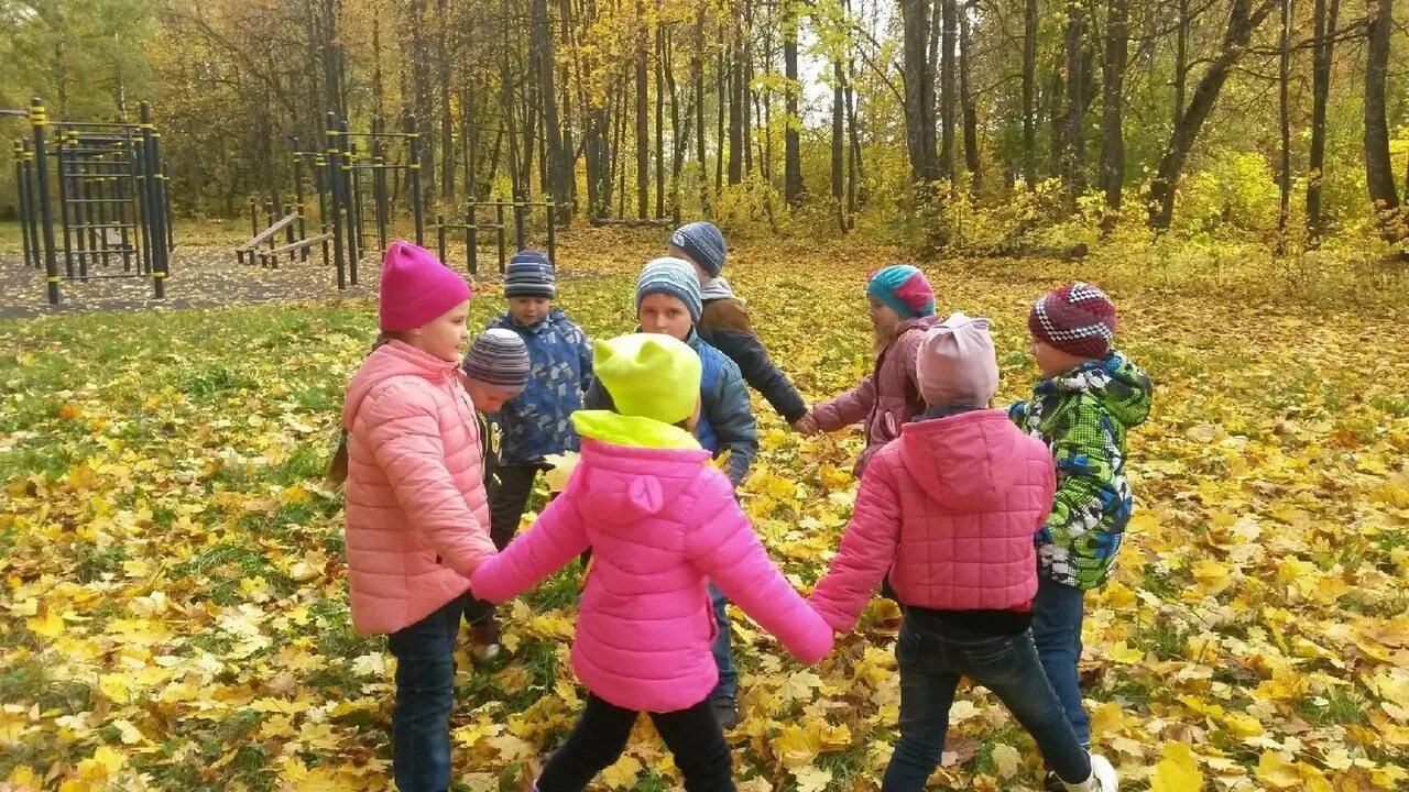 Время прогулки в детском саду. Осенняя прогулка в садике. осенняя прогулка детей в детском саду. дети на прогулке в детском саду осень. прогулка в детском саду осенью.