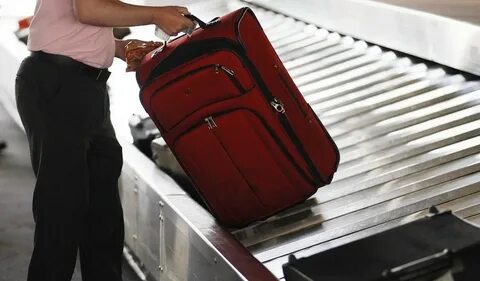В аэропорту чемоданы пассажиров поднимают