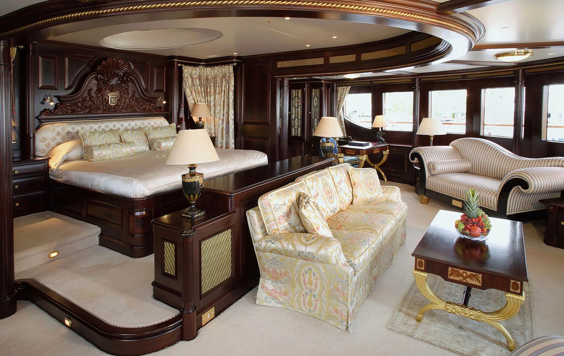 Luxury set. Мегаяхта Sovereign интерьер. Яхта Luxury Yacht. Яхта Бенетти интерьер. Роскошный интерьер.