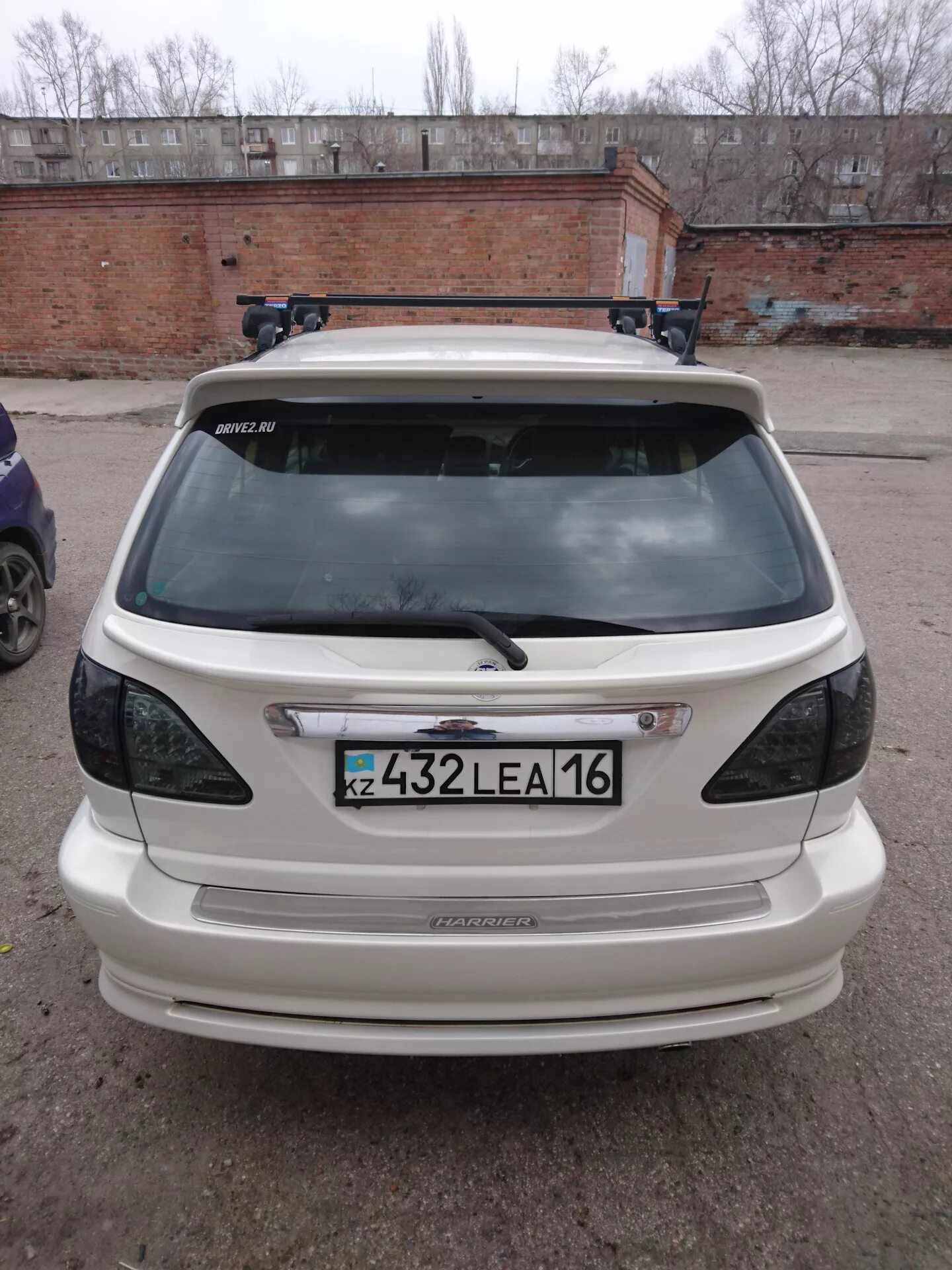 Капот харриер. Спойлер на Харриер 1998. Toyota Harrier 1998 задний бампер. Toyota Harrier хром накладка на бампер. Накладка Тойота Харриер накладка.