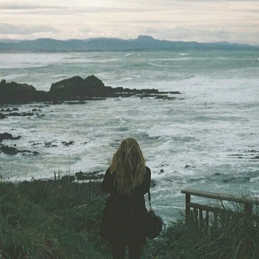 Грустью море не вычерпаешь. Море грусть. Девушка море грусть. Девушка у моря грустит. Девушка море печаль.