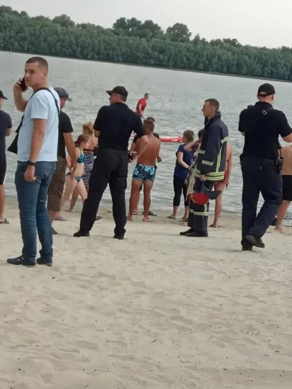 Утонул на городском пляже. Утонул на городском пляже. На пляже девушки остров зеленый волжский. Пляж губкин 2022. Форма спасателя на пляже.