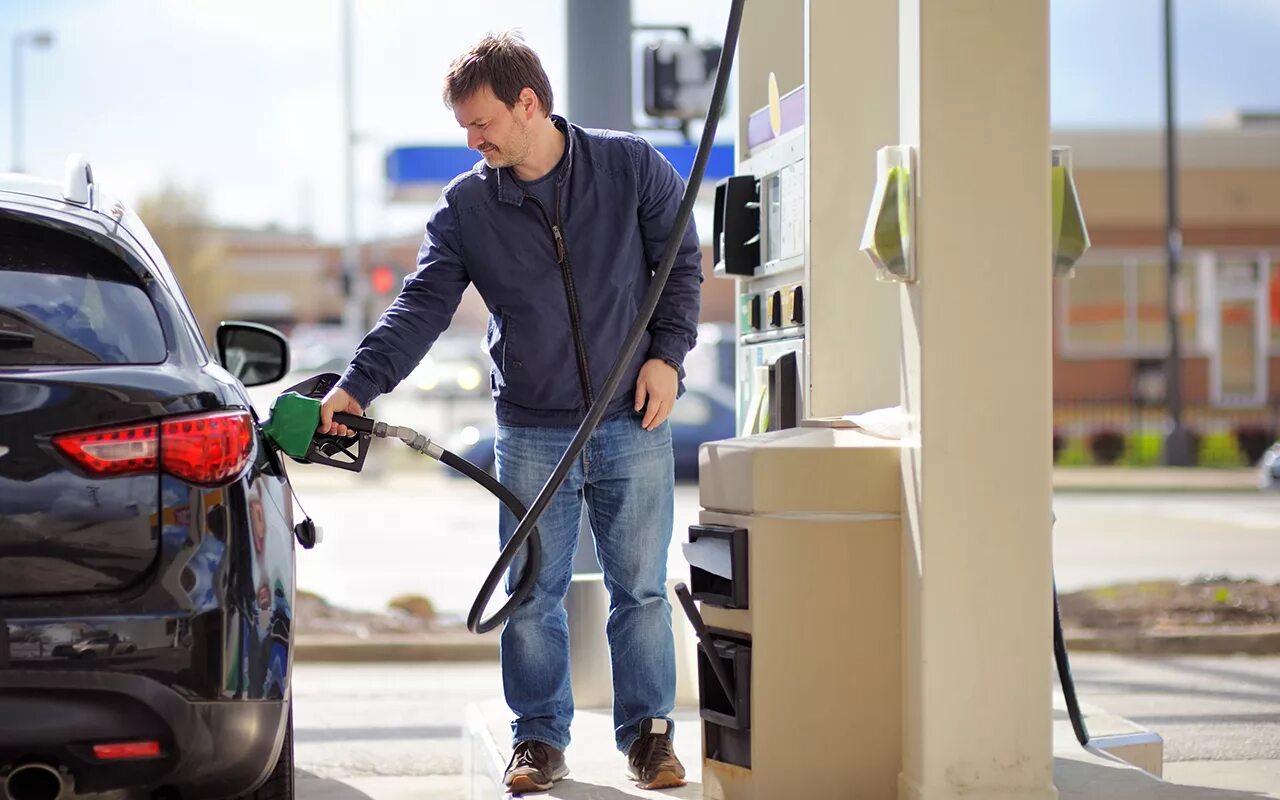 Daddy gasoline. Заправляет автомобиль. Человек заправляет машину. Заправка машины. Заправщик машин.