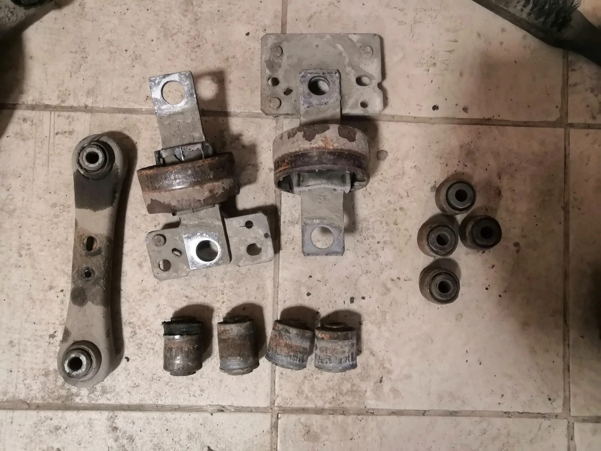 Задние сайлентблоки volvo xc90. Сайлентблоки задней подвески вольво. Комплект сайлентблоков вольво хс90. Volvo s80 сайлентблоков. Сайлентблоки задней подвески вольво.