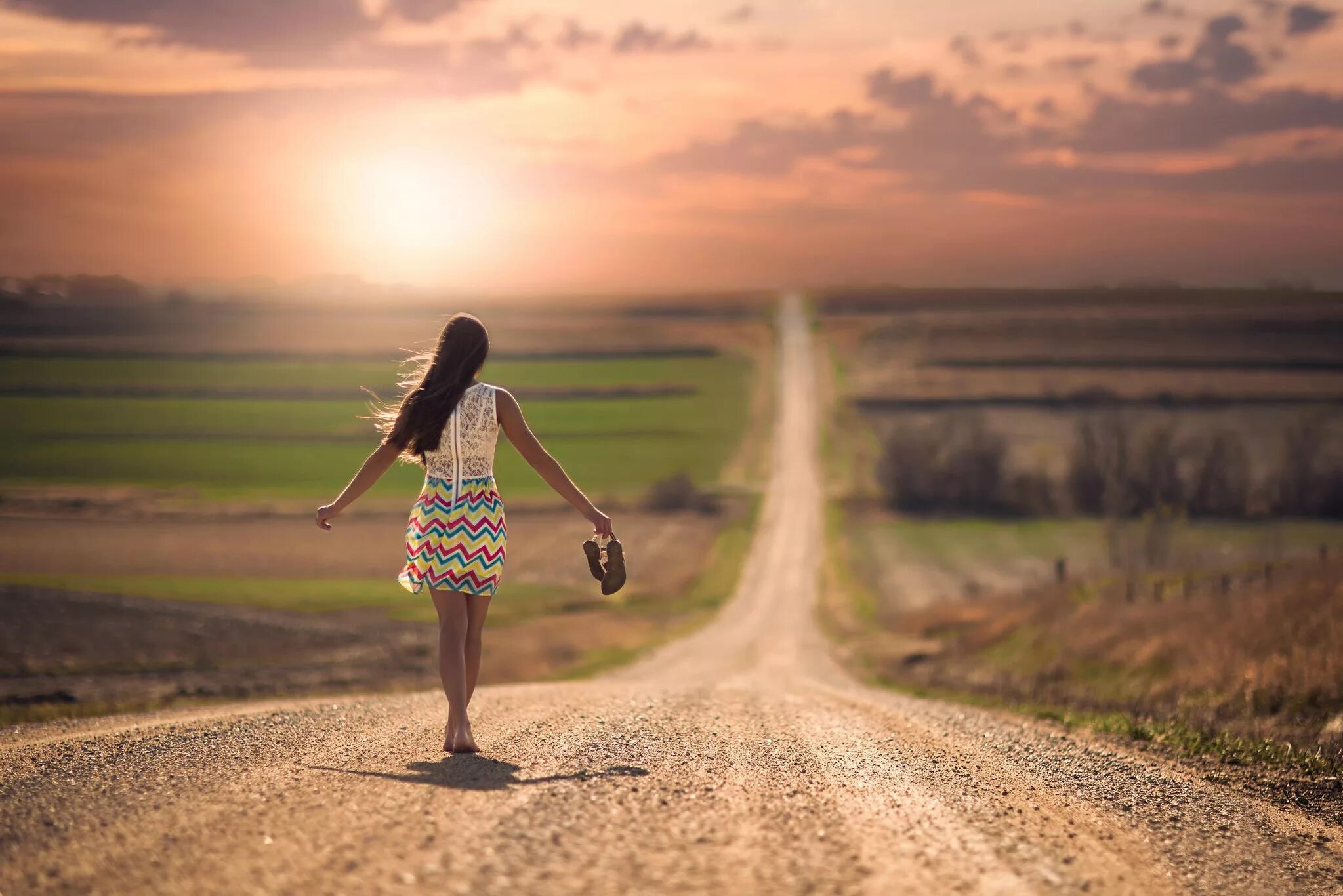 Мы знаем главное предназначение человека оставить. Девушка бежит по дороге. Дорога к счастью. Девушка в пути. Идти своей дорогой.