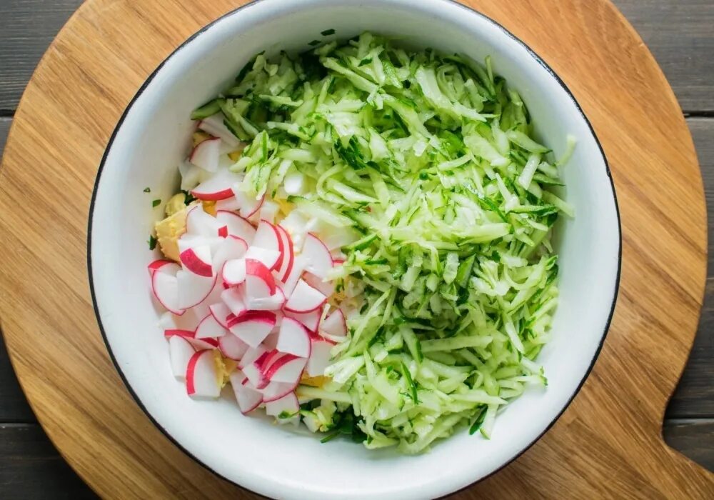 Окрошка с куриным филе. Окрошка на терке. салат окрошка. окрошка на кефире с курицей.